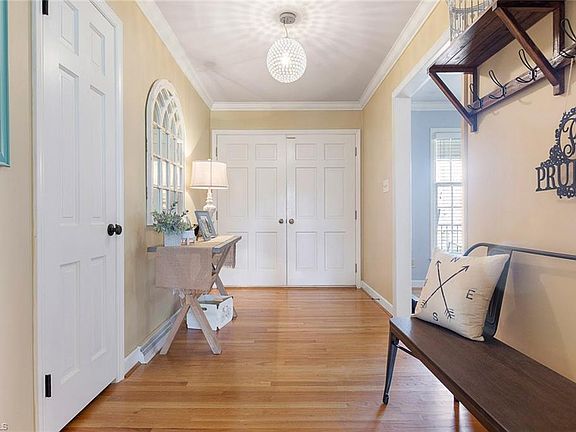 3rd image of 924 Kingston Dr