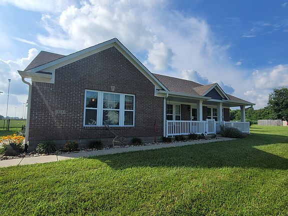 2nd image of 928 Sycamore Dr