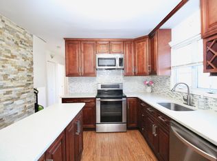 17 Hunter Ln, Levittown, NY 11756