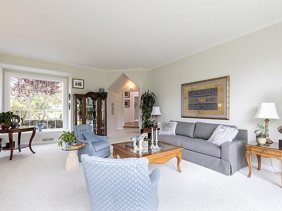 5th image of 14 Pinehurst Ln