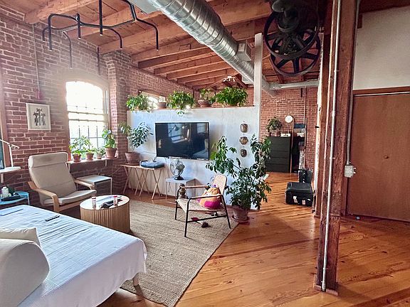 5th image of 409 Pine St Unit 402