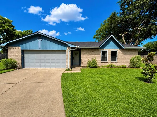 10 Lobo Ct, Angleton, TX 77515