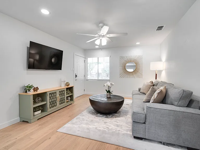 Living Room Picture 1