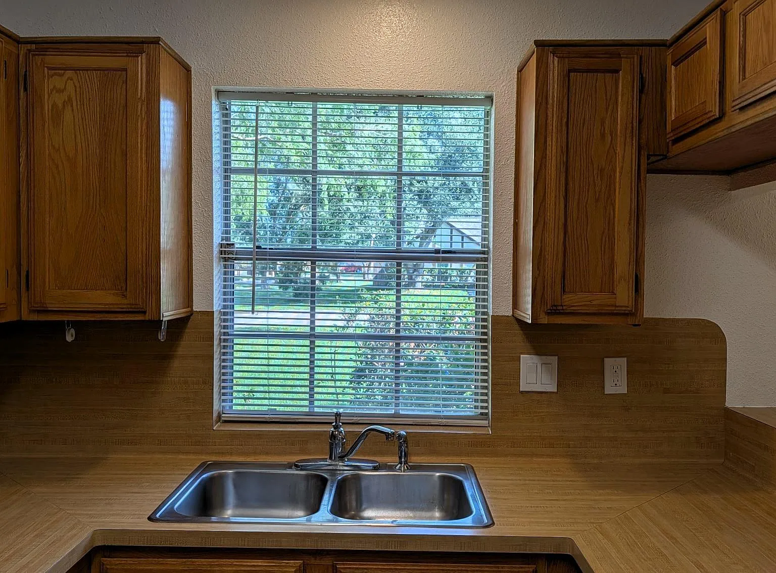 3 bed, 2.0 bath, 1374 sqft, $2,075 — Photo 4