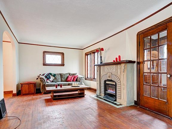 3rd image of 131 E 192nd St