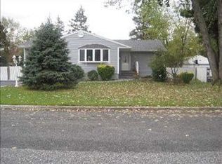 39 Leonard Ln, Centereach, NY 11720