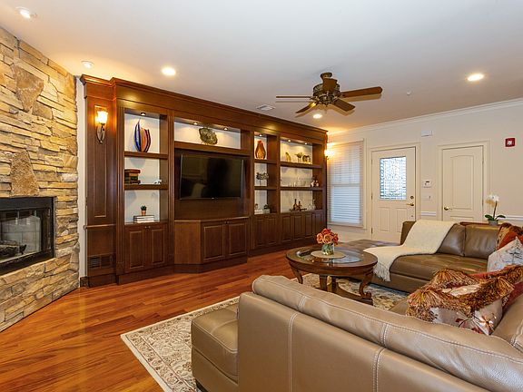 5th image of 246 Roosevelt Way