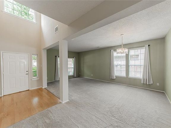 5th image of 2711 Chatsworth Dr