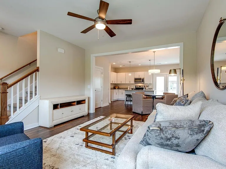 1125 Waterburg Ln — Photo 2