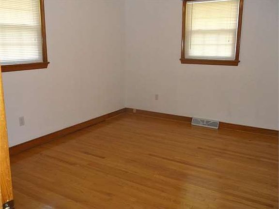 5th image of 415 Oakwood Dr