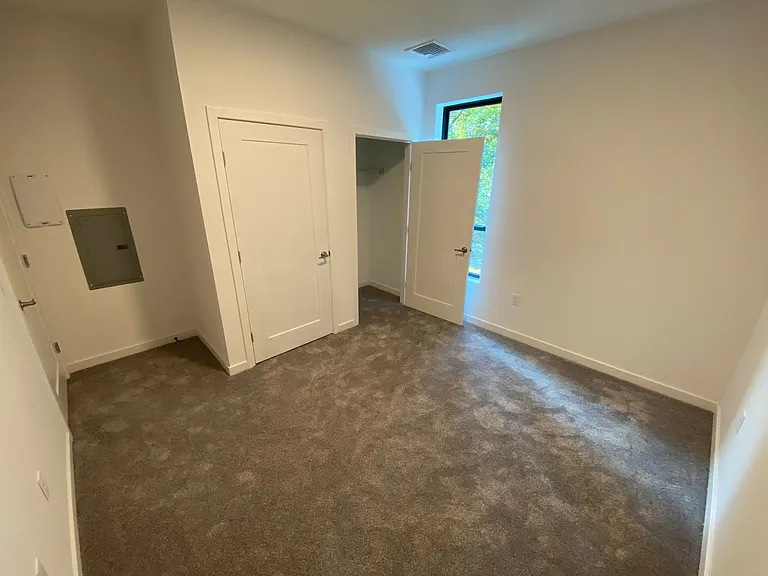 104 Howe St — Photo 58