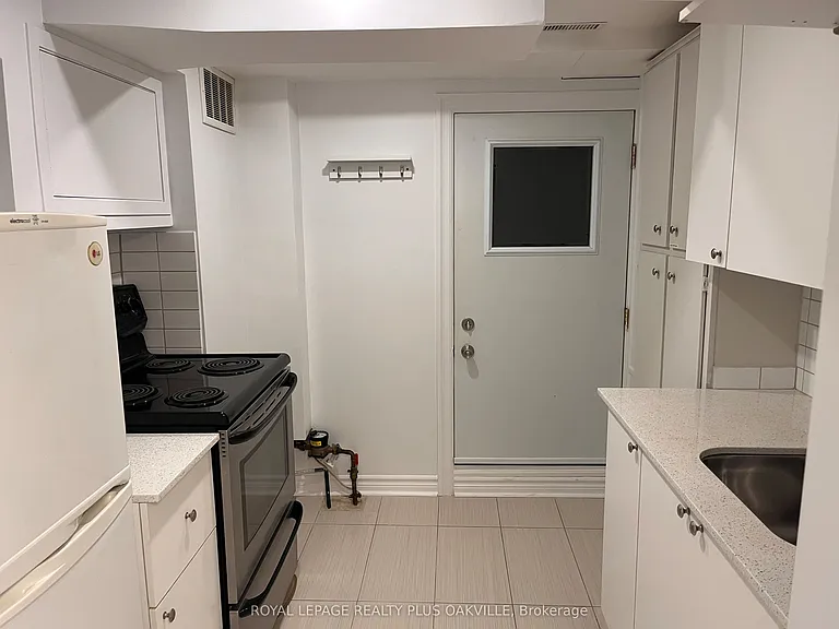 3576 Ash Row Cres #LOWER — Photo 8
