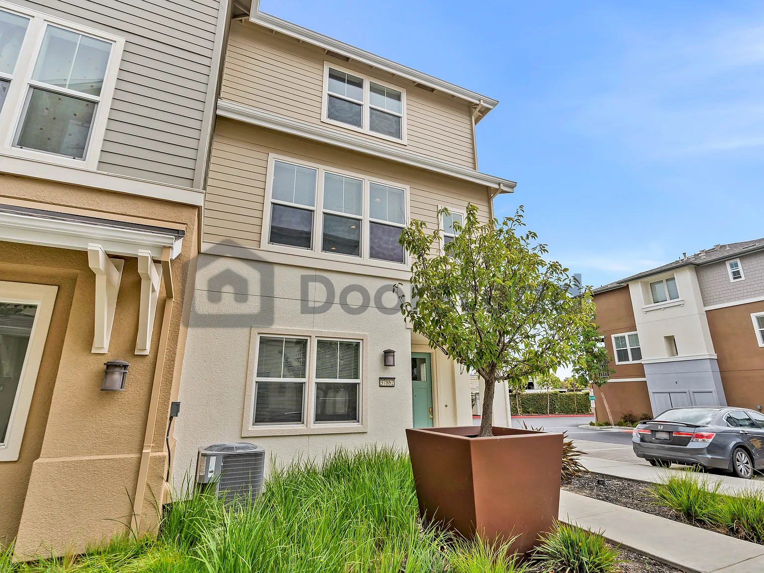 4 bed, 3.5 bath, 2026 sqft, $4,750 — Photo 2