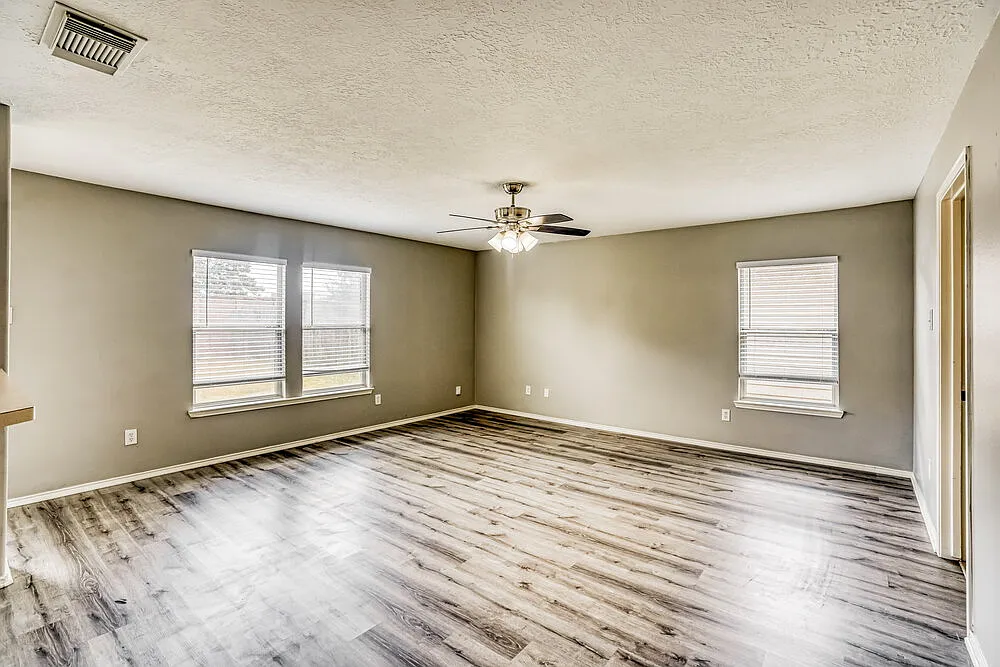 3 bed, 2.5 bath, 2294 sqft, $2,450 — Photo 4