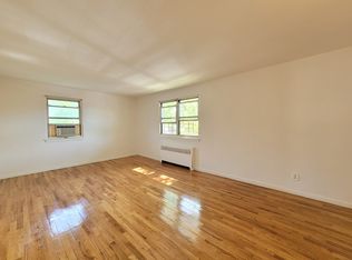 82-75 268th St #2, New Hyde Park, NY 11040