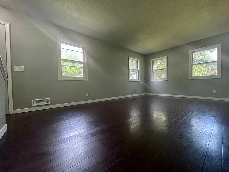 249 Winifred St E — Photo 6