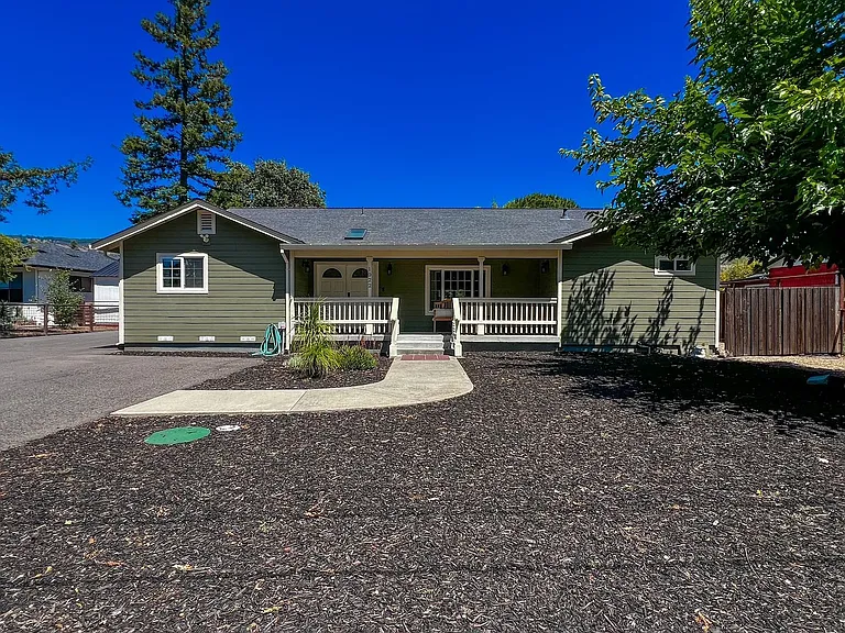 1022 Berry Ln — Photo 1