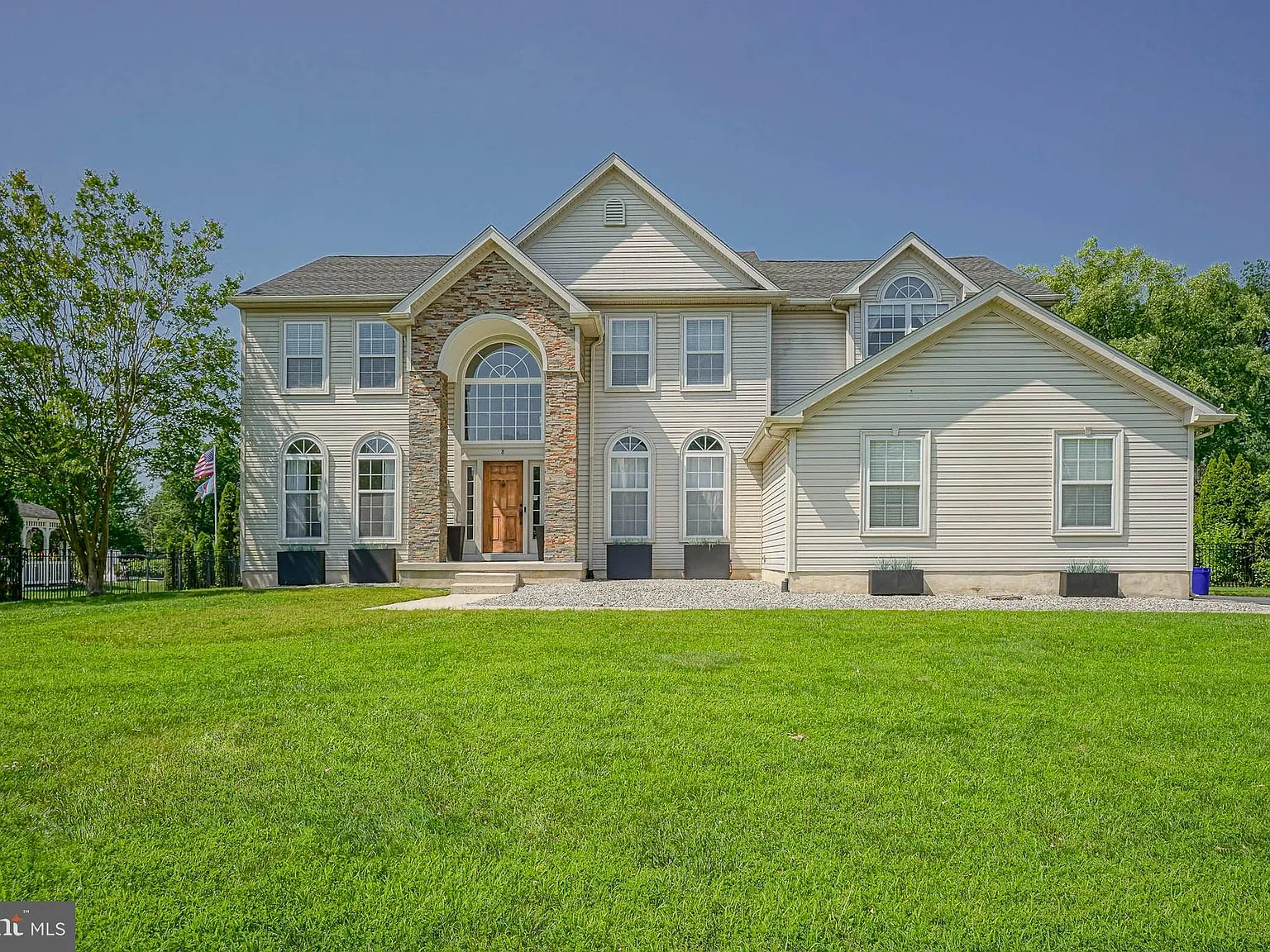 4 bed, 2.5 bath, 5450 sqft, $6,900 — Photo 1