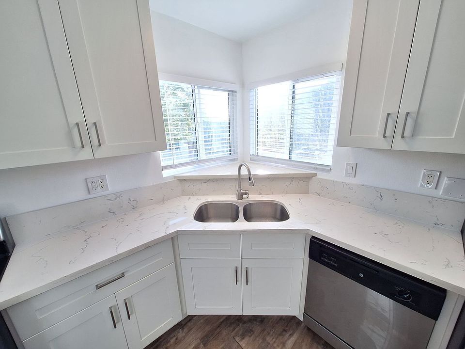 1st image of 2592 Armacost Ave #1/2