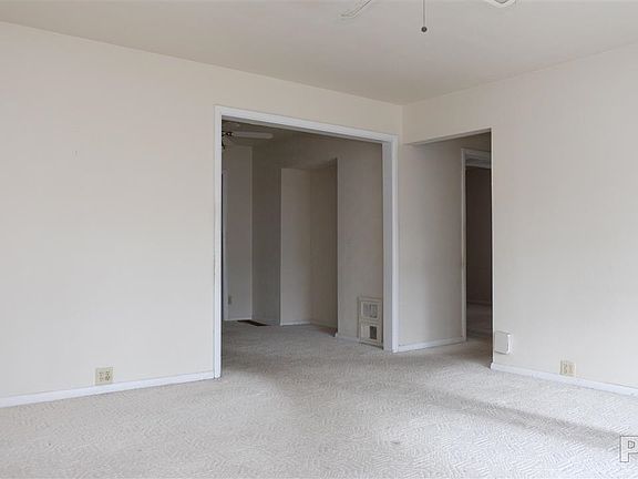5th image of 121 Elaine Ave