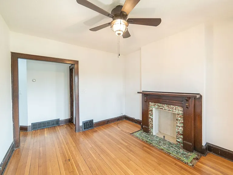 2215 W 14th St — Photo 2
