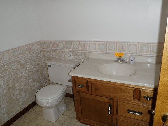5th image of 403 Robinson St