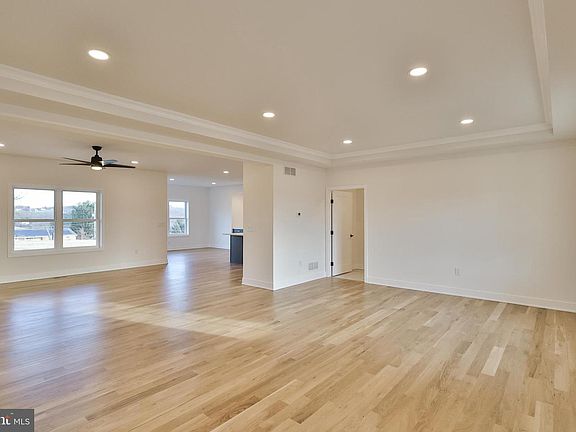 5th image of 448 Long Ln