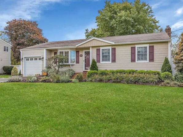 22 Bethesda Lane, Sayville, NY 11782