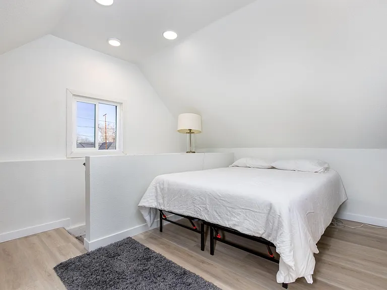 Queen bed with plenty of room.