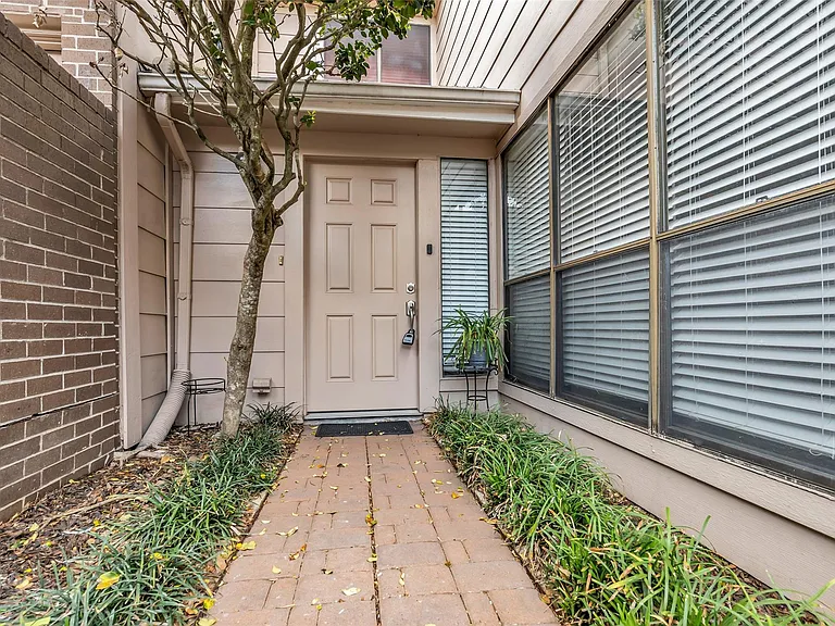 13740 Hollowgreen Dr #605 — Photo 3