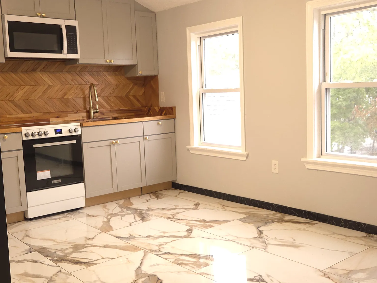 3 bed, 1000 sqft, $2,400 — Photo 3