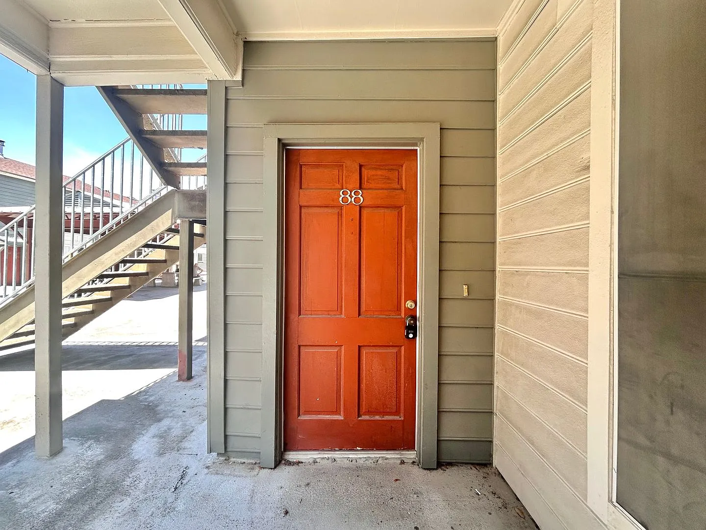 Cozy Studio Near the University Fireplace, Washer/Dryer & Walk-In Closet in Austin! — Photo 2