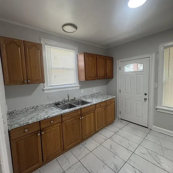 1421 Carolina Ave — Photo 1