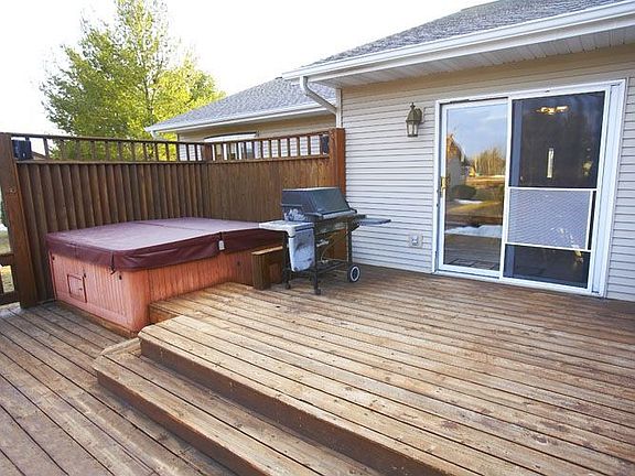 Bi-level Cedar Deck w/Hot Tub