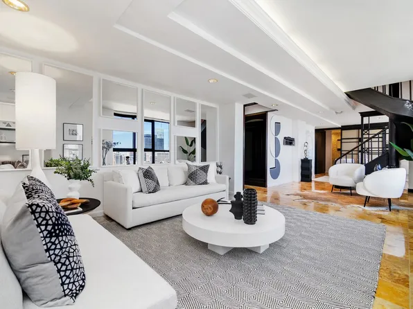 100 United Nations Plaza image 1 of 22