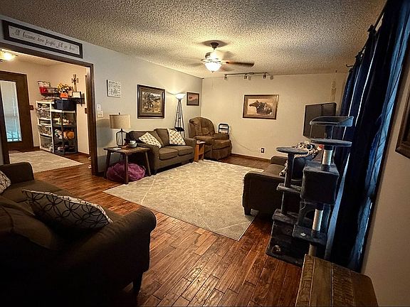 4th image of 565 Parkway Ave