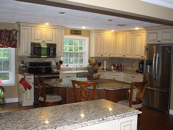 Kitchen 13.5'x17'
