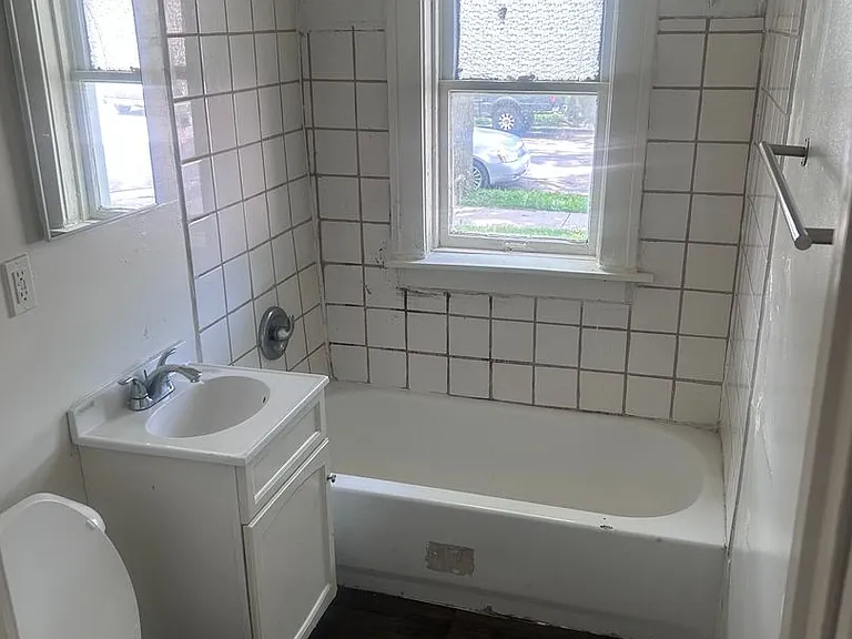 1625 W Keefe Ave — Photo 17
