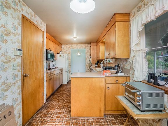 5th image of 8911 33rd Avenue Ct E