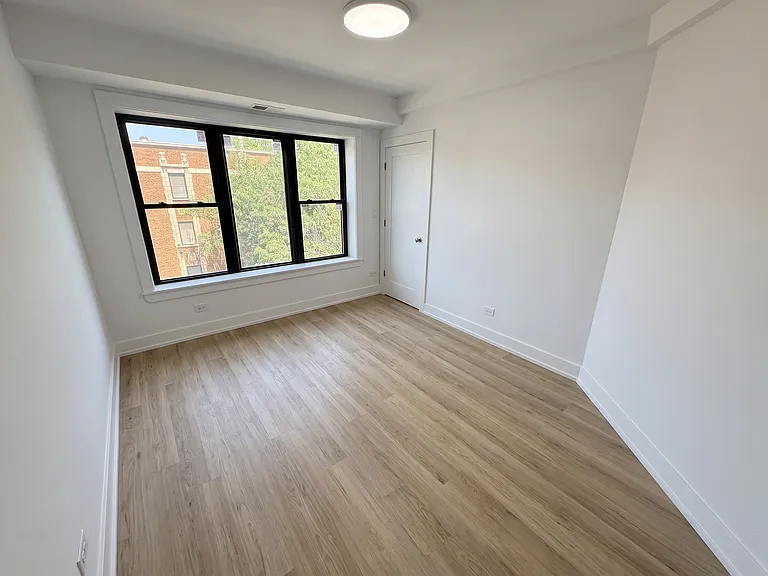 937 W Cornelia Ave #303 — Photo 8