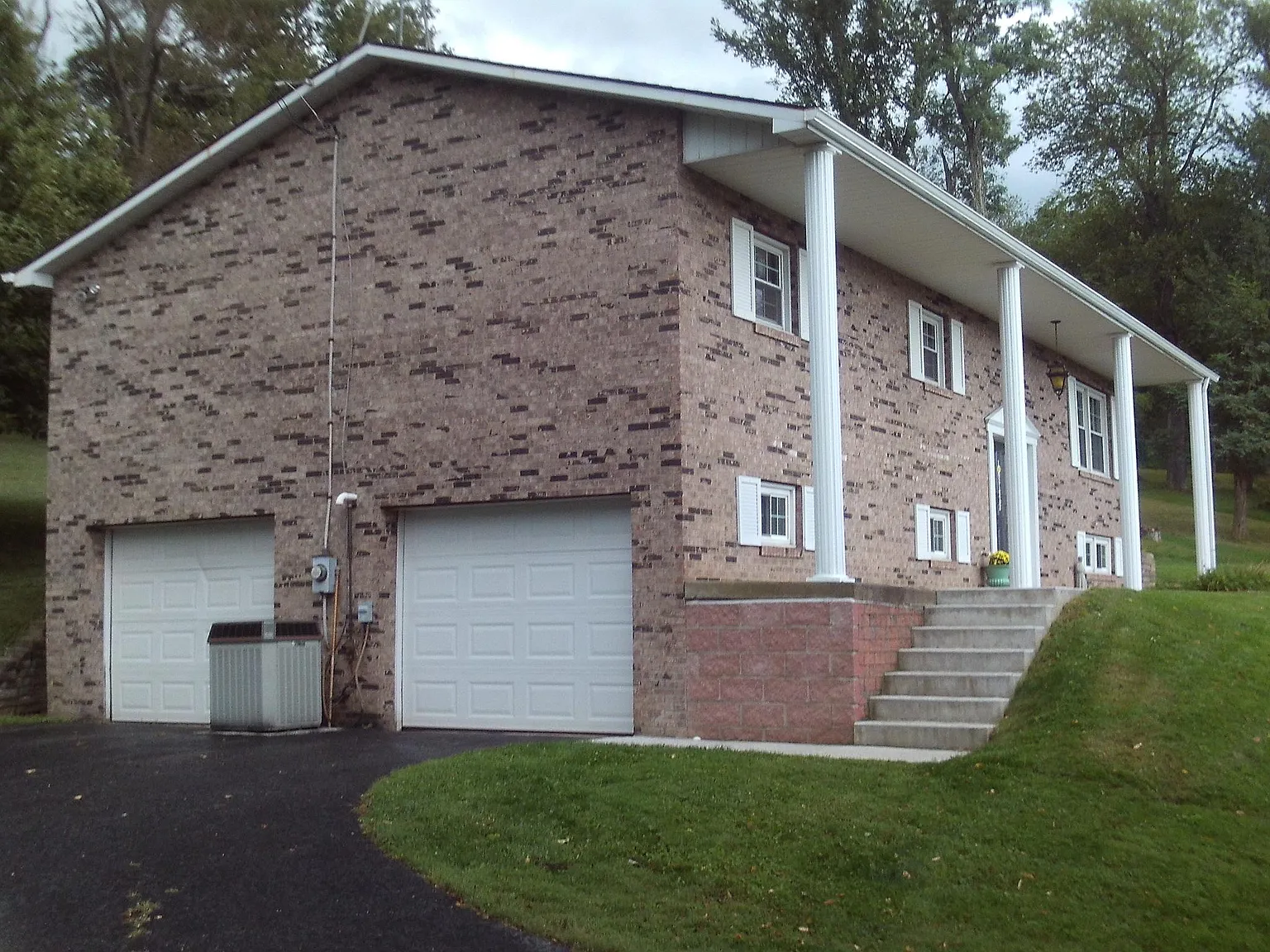 3 bed, 1976 sqft, $1,800 — Photo 2
