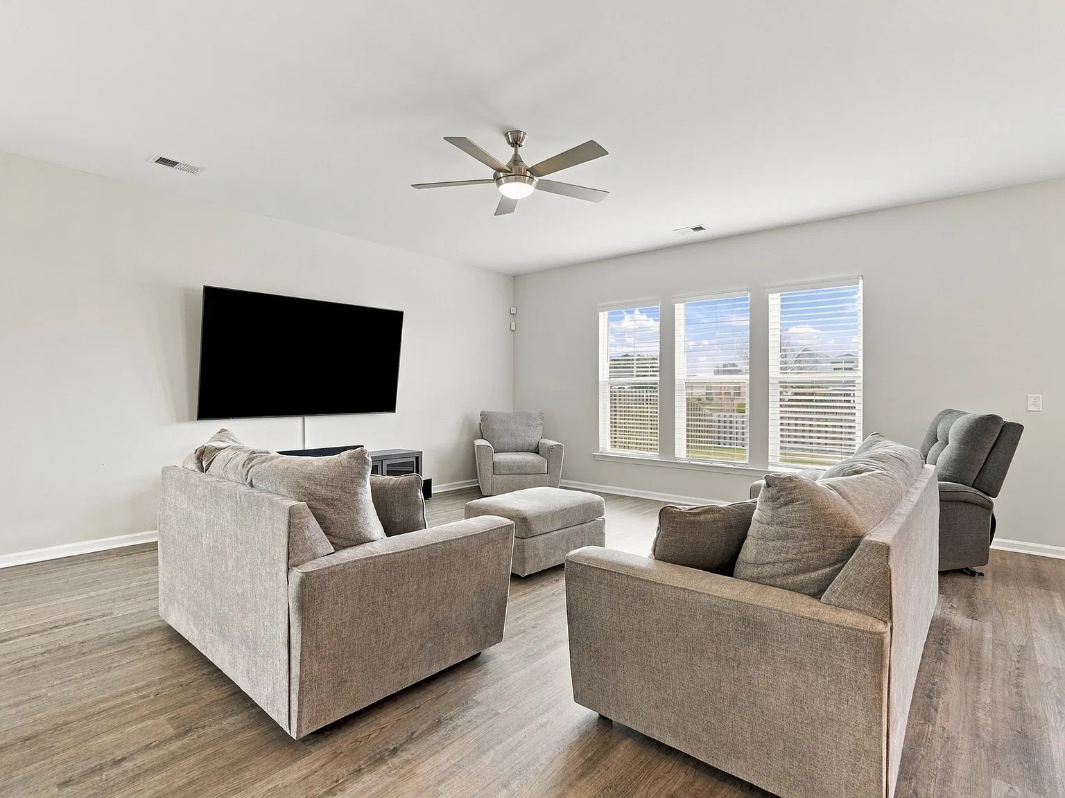 4 bed, 2.5 bath, 2046 sqft, $2,450 — Photo 4