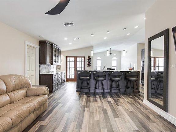 4th image of 712 Harbor Cir