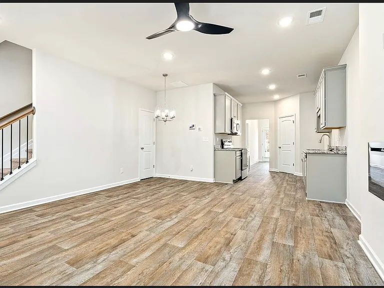 3247 Hamlet Dr — Photo 2
