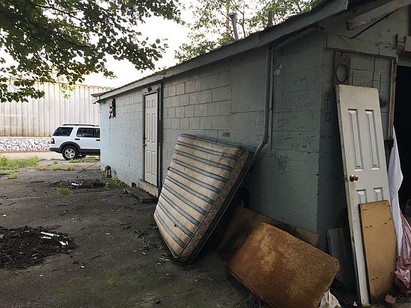 3rd image of 2110 Hall Ave NW