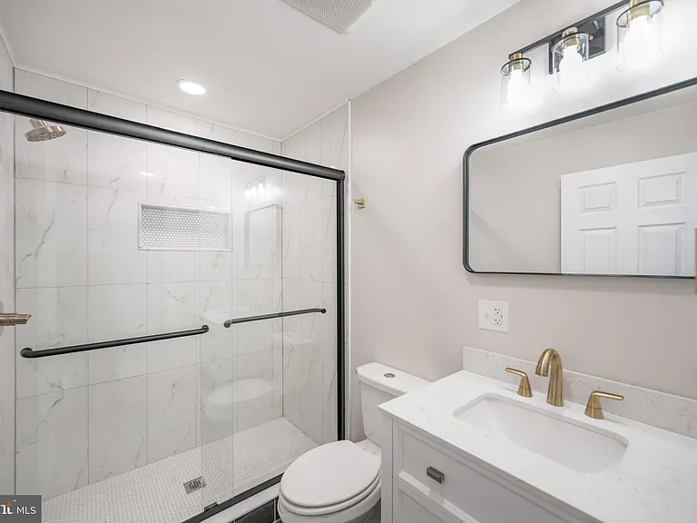 521 N Douglas St — Photo 19