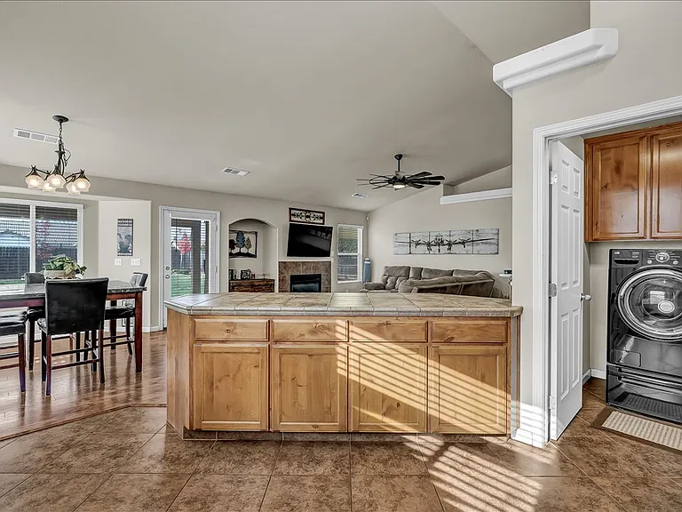 2435 N Crowe St — Photo 18
