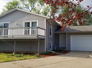 29 Devonshire Cir, Elgin, IL 60123