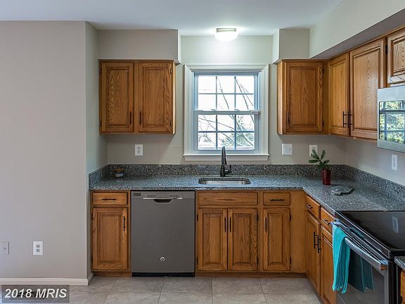 Lots of work space on the counters...