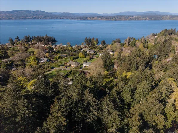 537 Cromar Rd, North Saanich, BC V8L 5M5